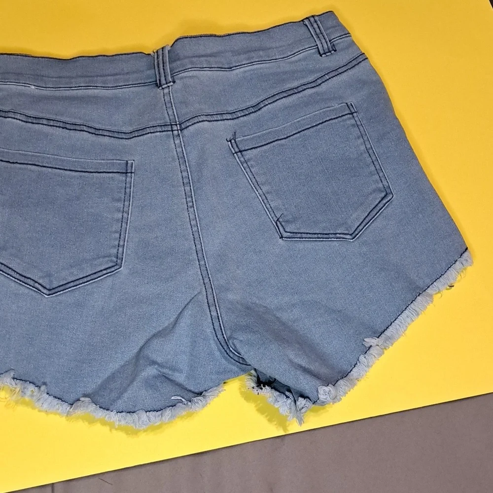Daisy shorts - Picture 2 of 3